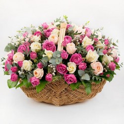Cesta con dos docenas de rosas de color rosa en una hermosa canasta de mimbre.
