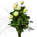 7 rose bianche in foglie di verde e bacche 